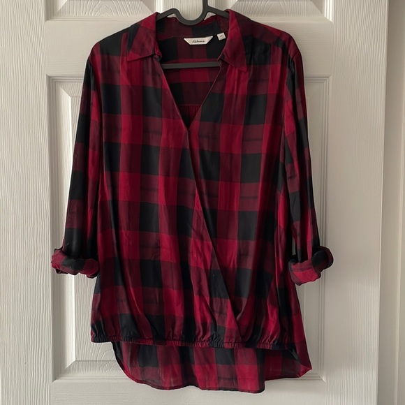 Deep V crisscross plaid top. - Picture 1 of 5